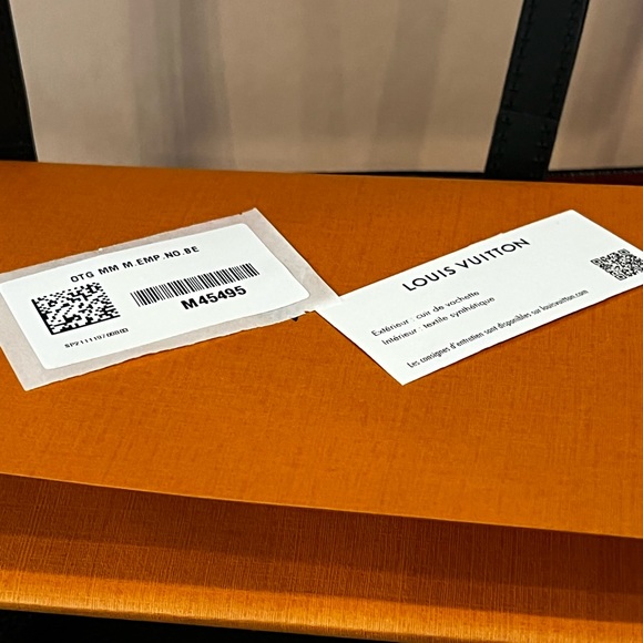 LV on the go black and cream MM Only one on Poshmark this bag  very hard to find - Picture 13 of 16